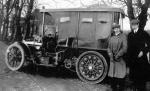 Auto met anti-plofband. Anthony met zijn vriend Frits Cremers 1909